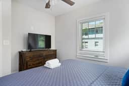 Avenue Quads - Unit 1/Spacious Stay/Parking