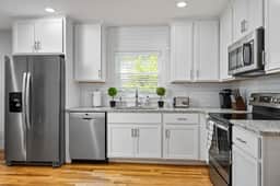 Avenue Quads - Unit 1/Spacious Stay/Parking