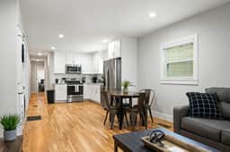 Avenue Quads - Unit 2/Cityside Retreat/Parking