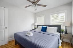 Avenue Quads - Unit 4/King Bed/Convenient Location