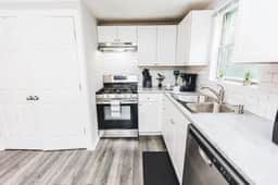 Avondale Guest House- Private Balcony/Grill/Family - Image 3