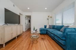 Central Suite B - 2 Bedrooms/King Bed/Parking