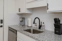 Central Suite D - 2 Bedrooms/King Bed/ Parking