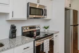 Central Suite E - 2 Bedrooms/King Bed/ Parking