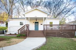 Crestwood Bloom – 3BR Getaway w/ Patio & Backyard