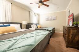Ashwood Heights - 3 King Beds/Townhome with Patio