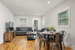 Avenue Quads -Big Groups/King Bed/Parking/Unit 1&3