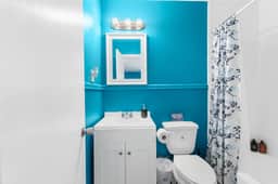 Norwood Seven Flat No. 6 -Convenient/King Bed/WiFi