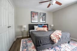 Ridge Retreats Unit A: King Bed/Free Parking/2 Baths
