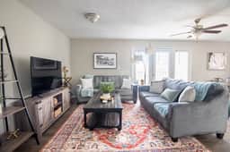 Ridge Retreats Unit A: King Bed/Free Parking/2 Baths