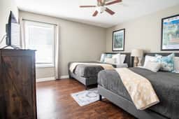 Ridge Retreats Unit B - Balcony/Wifi/4 Queen Beds