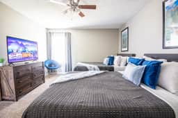 Ridge Retreats - Unit C: King Bed/Hilltop View/TVs