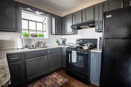 Ridge Retreats - Unit C: King Bed/Hilltop View/TVs