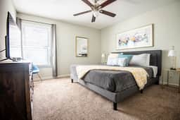 Ridge Retreats - Unit F: King Bed/Free Parking/TVs