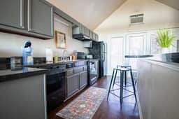Ridge Retreats Unit G- King Beds/Free Parking/Wifi