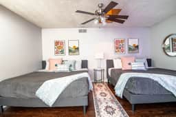 Ridge Retreats Unit G- King Beds/Free Parking/Wifi