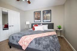 Hilltop Hideaway- Groups/King Beds/Parking/3 Units
