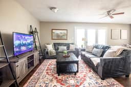 Hilltop Hideaway- Groups/King Beds/Parking/3 Units