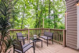 The Fern & Fable - King Bed/TownHome with Deck