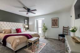 The Hearth & Thistle - King Bed/TownHome with Deck