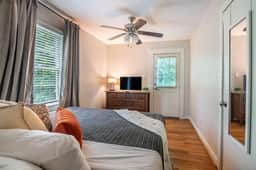 Vulcan View - Spacious Escape/King Bed/Parking