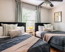 Vulcan View - Spacious Escape/King Bed/Parking