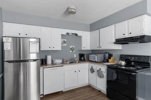 32nd Street Retreat | Downtown/Backyard/Parking