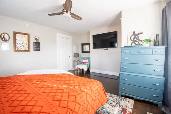 Avondale Haven: Near it All– WiFi, King Bed & Pets