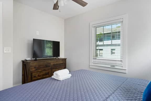 Avenue Quads - Unit 1/Spacious Stay/Parking