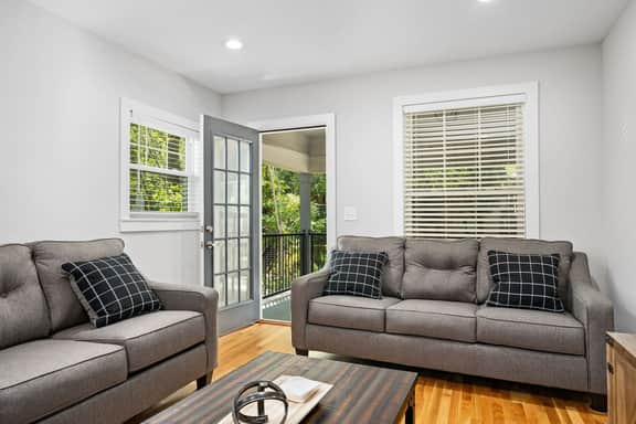 Avenue Quads - Unit 4/King Bed/Convenient Location