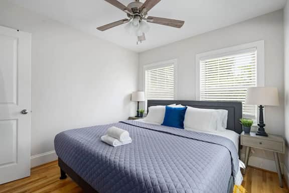 Avenue Quads - Unit 4/King Bed/Convenient Location