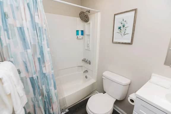 Avondale Guest House- Private Balcony/Grill/Family - Image 4