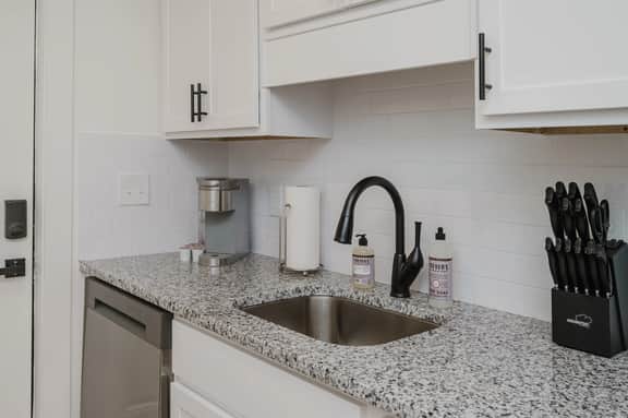 Central Duo Suites B & C- Groups/Parking/King Beds