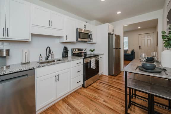 Central Suite C - 2 Bedrooms/Double Queens/ Parking