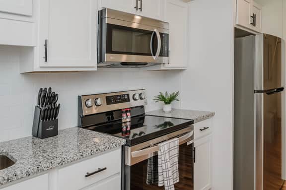 Central Suite F - 2 Bedrooms/Double Queens/ Parking