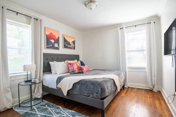 Crestwood Bloom – 3BR Getaway w/ Patio & Backyard