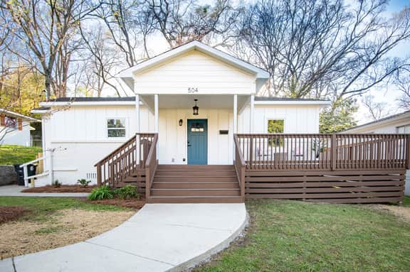 Crestwood Bloom – 3BR Getaway w/ Patio & Backyard