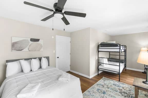 Druid Hills Retreat | Group Stay/King Bed/Parking