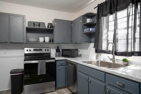 Fourth Street Retreat | King Bed/Family/DownTown