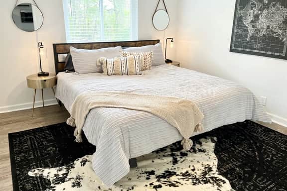 Vulcan’s 4 Unit Hideout- Workspace/WiFi/King Beds