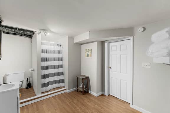 Garden Bungalow at Broadmoor -WiFi/Parking/Cozy