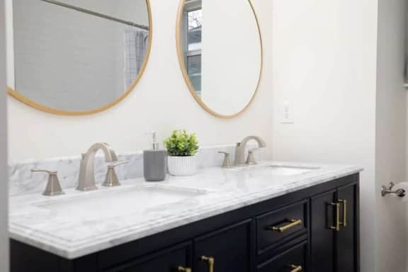 Heritage on 28th- King Bed/Near Downtown/Patio