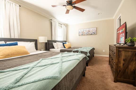 Ashwood Heights - 3 King Beds/Townhome with Patio