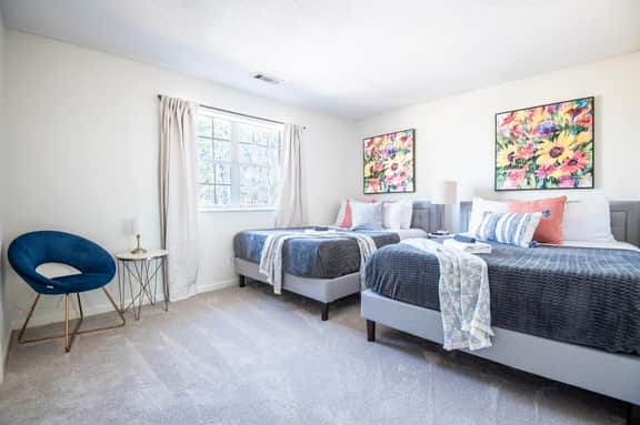 Horizon Sunset Getaway- Family/King Bed/City Views