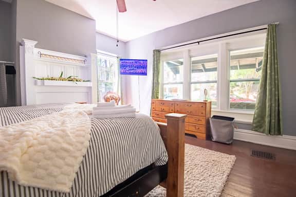 Magnolia Manor | Groups, 3 Full Units, WiFi