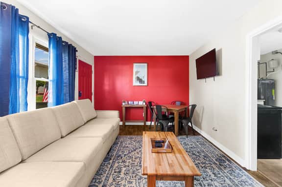 Norwood Seven Flat No. 1 - King Bed/WiFi/Cozy