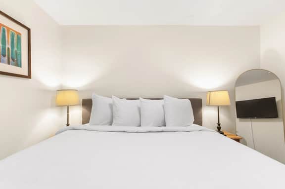 Norwood Seven Flat No. 6 -Convenient/King Bed/WiFi