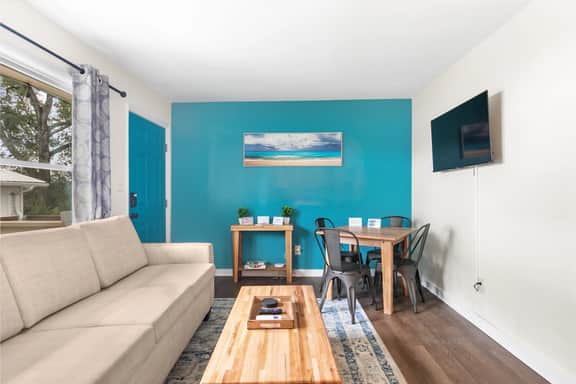 Norwood Seven Flat No. 6 -Convenient/King Bed/WiFi