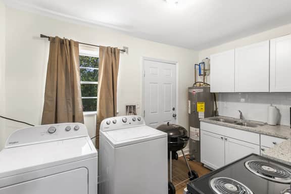 Norwood Seven Flat No.2- Easy City Access/King Bed