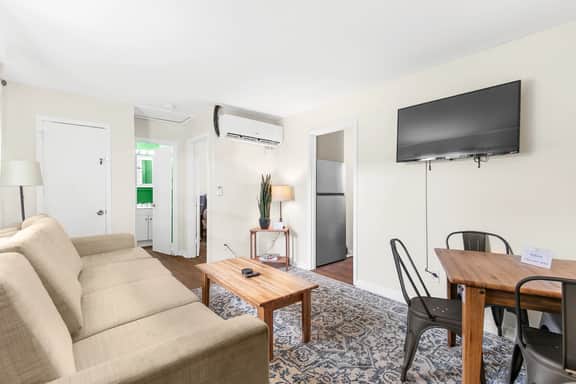 Norwood Seven Flat No.4- Comfortable/King Bed/WiFi